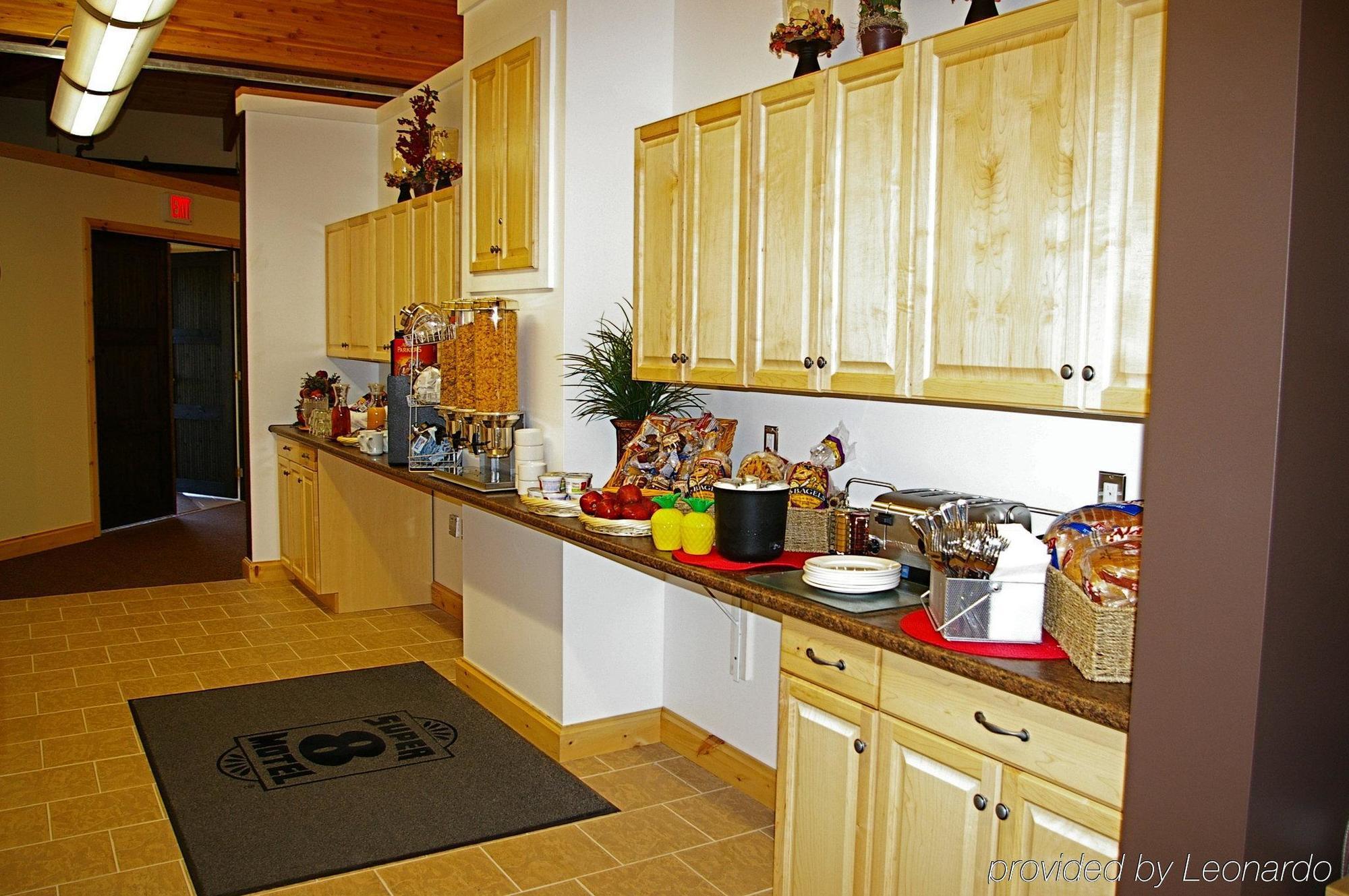 Super 8 By Wyndham Kenora Hotel Restaurant photo