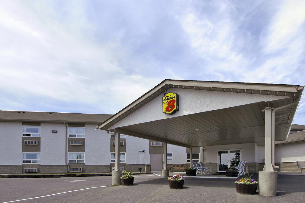 Super 8 By Wyndham Kenora Hotel Exterior photo