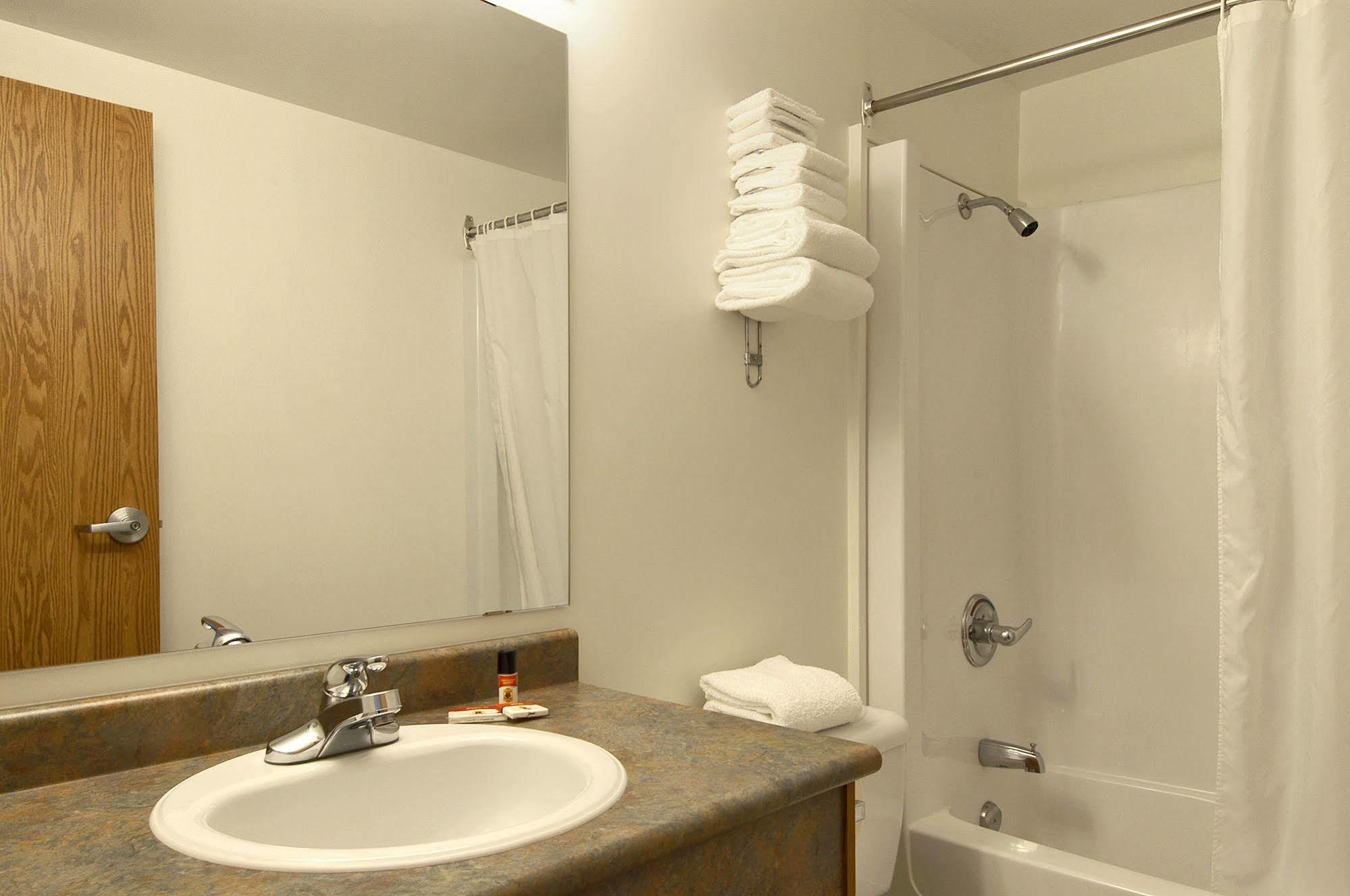 Super 8 By Wyndham Kenora Hotel Room photo
