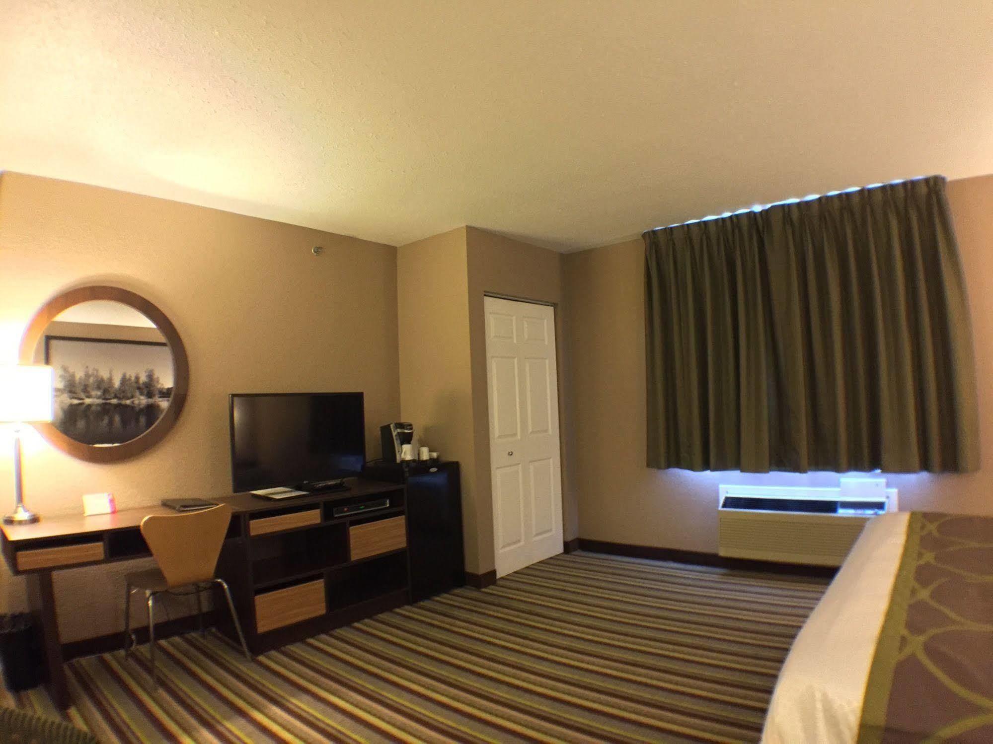 Super 8 By Wyndham Kenora Hotel Exterior photo
