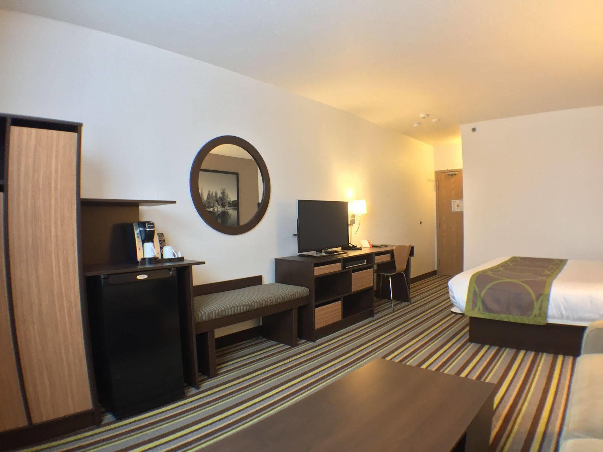 Super 8 By Wyndham Kenora Hotel Exterior photo