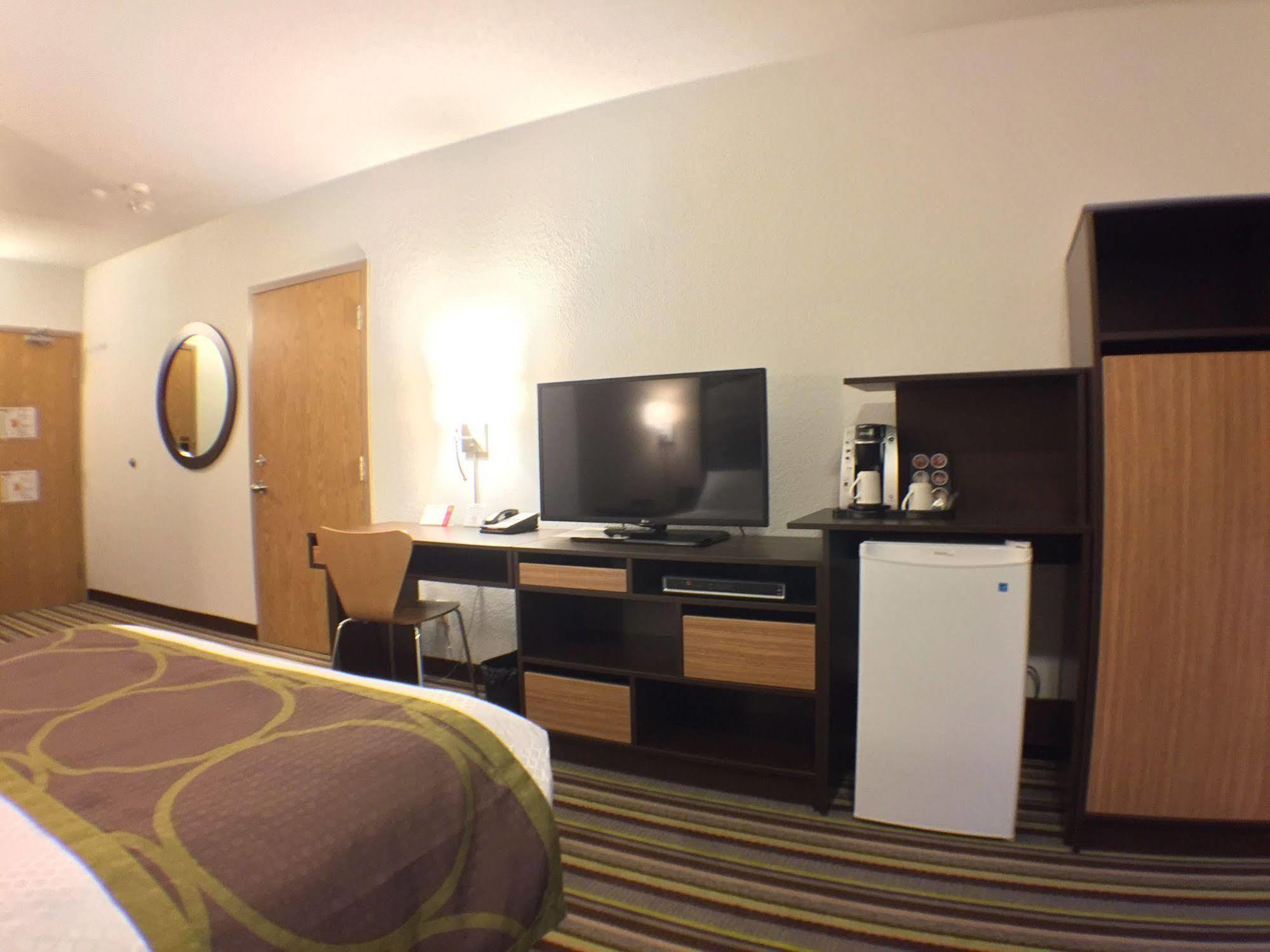 Super 8 By Wyndham Kenora Hotel Exterior photo