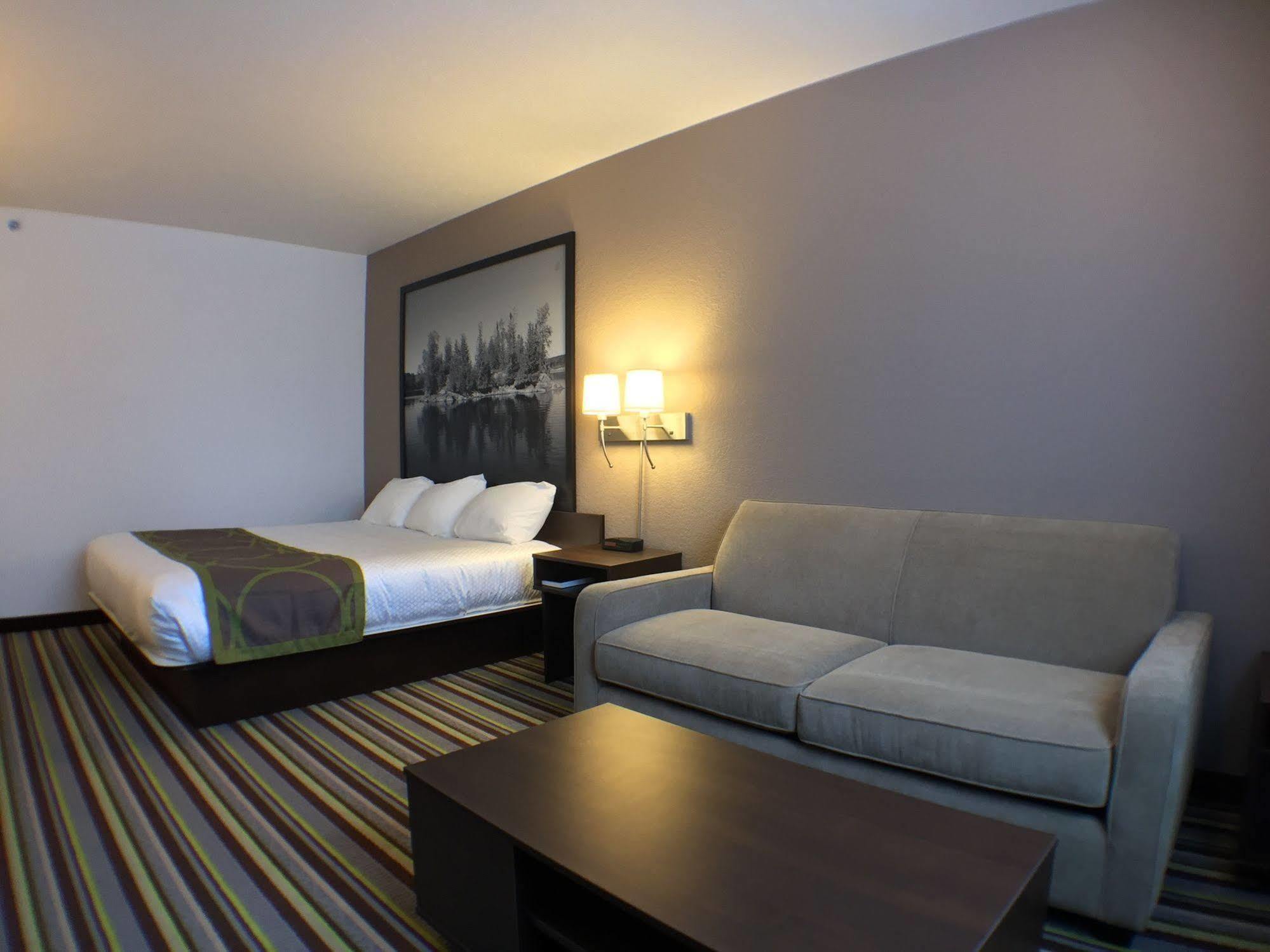 Super 8 By Wyndham Kenora Hotel Exterior photo