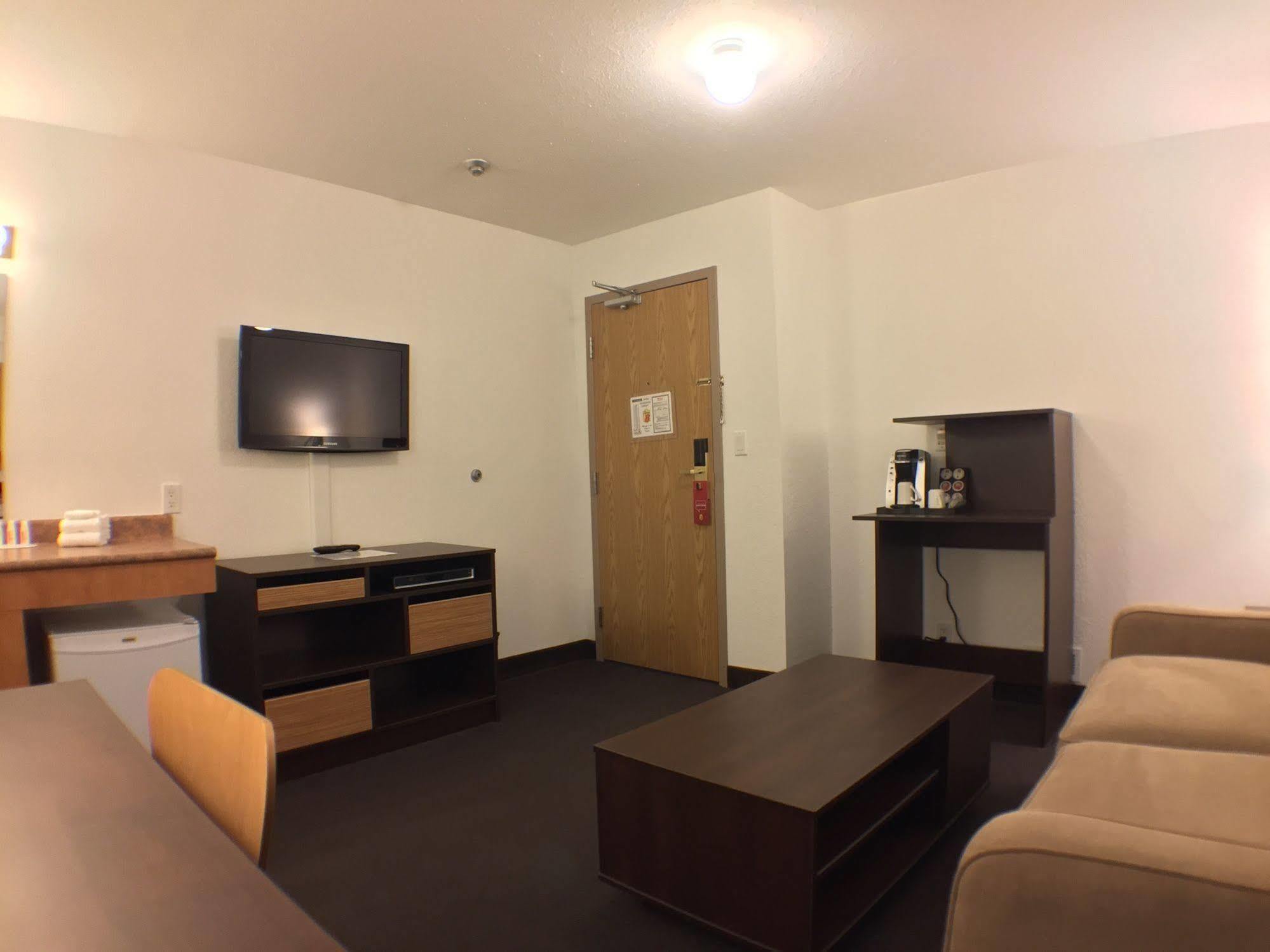 Super 8 By Wyndham Kenora Hotel Exterior photo