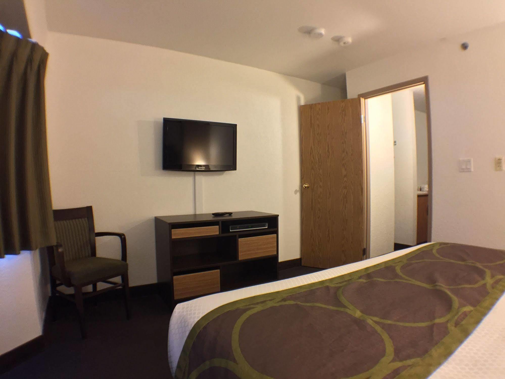 Super 8 By Wyndham Kenora Hotel Exterior photo